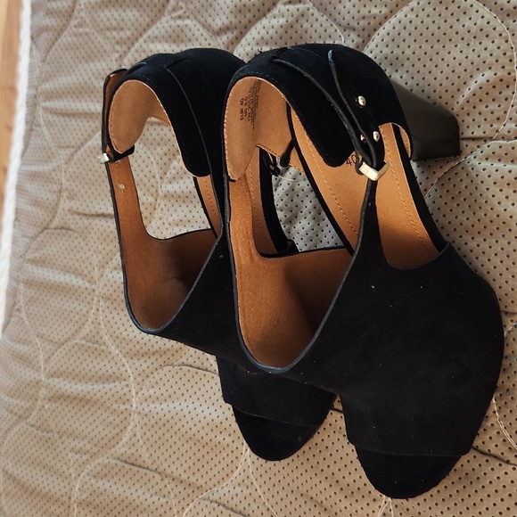 Peep Toe Heels - Picture 5 of 7